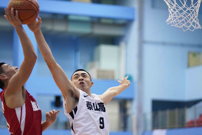 泰山高中朱俊翰（右）對強恕高中繳出15分、13籃板精彩數據。（高中體總提供）