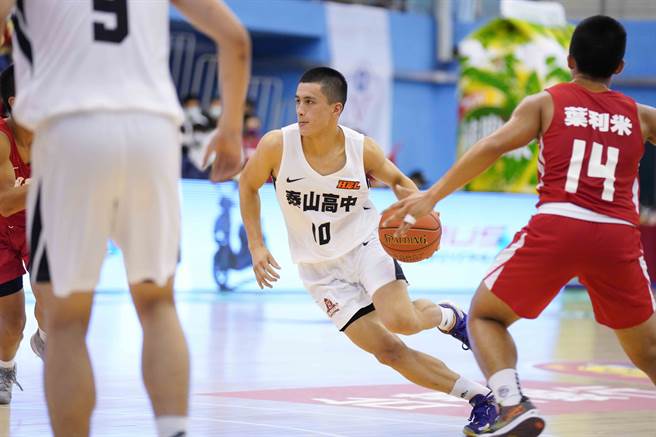 泰山高中上季HBL新人王劉宥儇（中）本季角色更吃重。（高中體總提供）