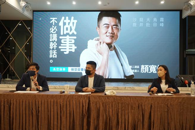 顏寬恒公布競選主視覺，一身白T恤搭配運動毛巾，展現為民服務的熱忱。（王文吉攝）