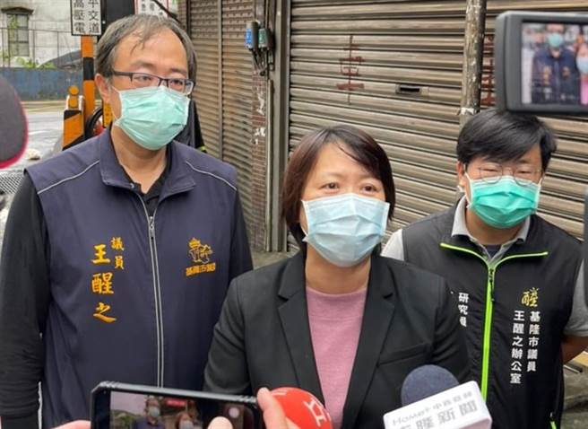 市议员王醒之、郑文婷今天上午前往暖暖平交道勘查，要求台铁改善安全间隔时间。（市议员郑文婷提供／陈彩玲基隆传真）