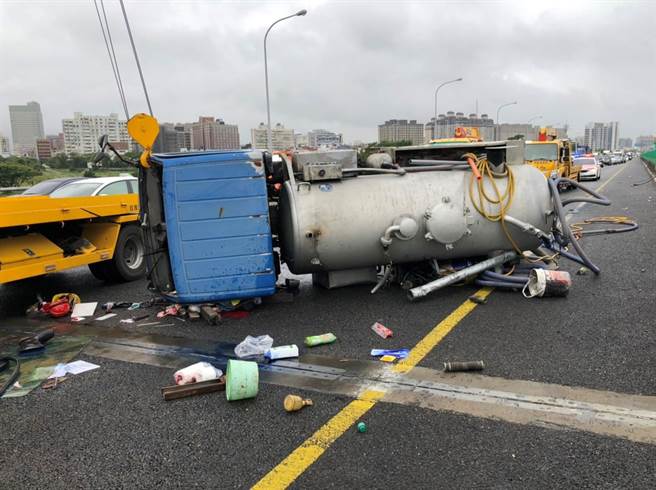 國1中壢段水肥車翻車駕駛受困送醫車流回堵紓解中。(國道警方提供／呂筱蟬桃園傳真)