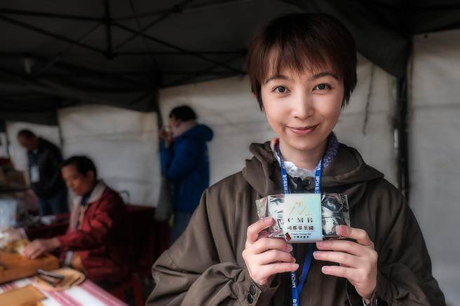台灣國際茶業博覽會19日登場，新竹縣持續推廣最具特色的東方美人茶外，並邀尖石「CMB茶園」參展「雲裳烏龍」等特色有機茶。（羅浚濱攝）