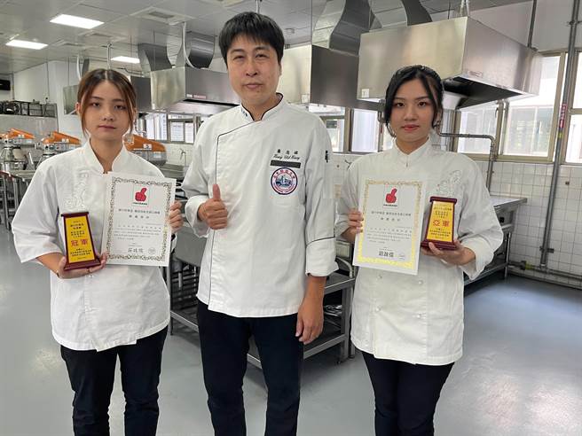 弘光食科系学生张妤佳(左)、陈郁静(右)在老师黄志雄(中)指导下，拿下鲜奶油装饰蛋糕全国公开赛冠、亚军。（王文吉摄）