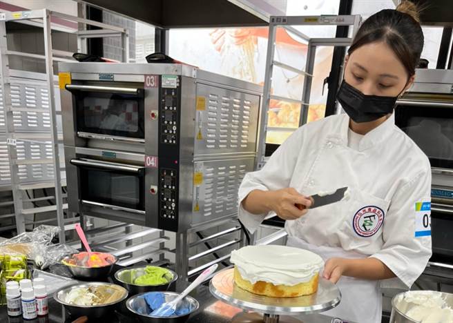 弘光食科系学生张妤佳首次参赛拿下鲜奶油装饰蛋糕全国公开冠军。（王文吉摄）