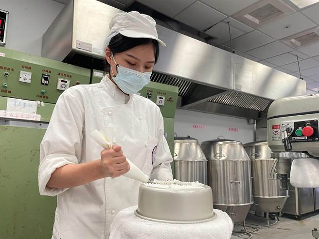 弘光食科系学生陈郁静首次参赛拿下鲜奶油装饰蛋糕全国公开亚军。（王文吉摄）