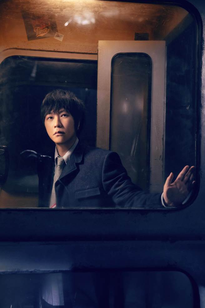 阿信重新詮釋華語經典〈月亮代表我的心〉。（相信音樂提供）