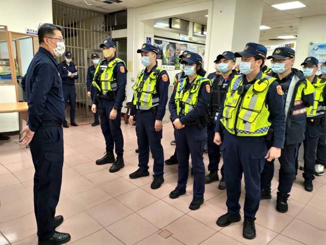 八大行業包含女陪侍16日0時起有條件復業，桃園警方加強臨檢。（警方提供）