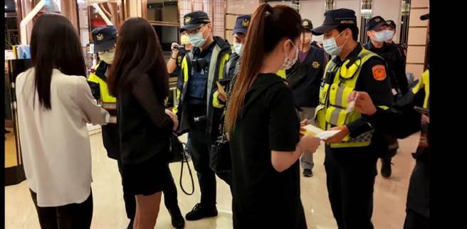 八大行業包含女陪侍16日0時起有條件復業，桃園警方加強臨檢。（警方提供）