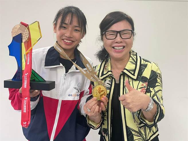 桃园市治平高中徐苡絜（左）在今年全运会及全中锦赛事中勇夺3金1铜佳绩。（吕筱蝉摄）