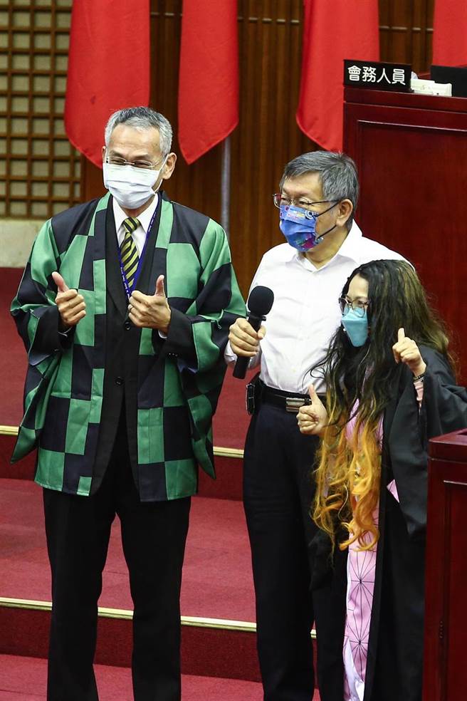 本土新冠肺炎疫情趨緩，台北市拚振興推出「熊好券」、「台北購起來」刺激消費，不過，議員郭昭巖（右）18日特別角色扮演出席議會質詢市長柯文哲，問萬華在疫情期間是重災區，但熊好券在萬華使用率很低，登錄萬華店家發票參加台北購起來抽獎的收據與發票也少得可憐，質疑市府加碼沒有效。柯文哲（中）對此回應，將加強安排在萬華辦活動宣傳。（鄧博仁攝）
