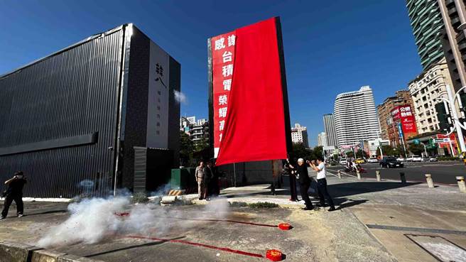 今天高雄市觀光產業推動聯盟總會長劉坤福率領副總會長郭子義、高市烹飪公會理事長王俊華、副理事長連立堅等觀光、餐飲公協會大頭齊聚，先是燃放鞭炮，並共同揭牌，感謝台積電要來高雄投資。（柯宗緯攝）