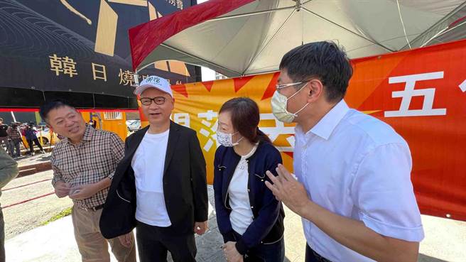 今天高雄市觀光產業推動聯盟總會長劉坤福率領副總會長郭子義、高市烹飪公會理事長王俊華、副理事長連立堅等觀光、餐飲公協會大頭齊聚，先是燃放鞭炮，並共同揭牌，感謝台積電要來高雄投資。（柯宗緯攝）