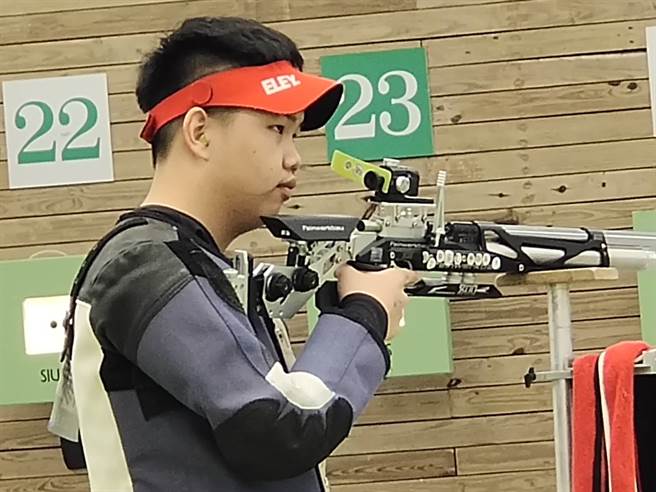 寄读新北林口高中的杨子谦，克服读写障碍，在中正杯勇夺男子空气步枪个人与团体双料金牌。(林口高中提供)