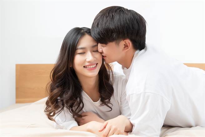 生肖屬馬、兔、雞的女人不擅長家事，依然受到老公的寵愛。（示意圖／shutterstock）