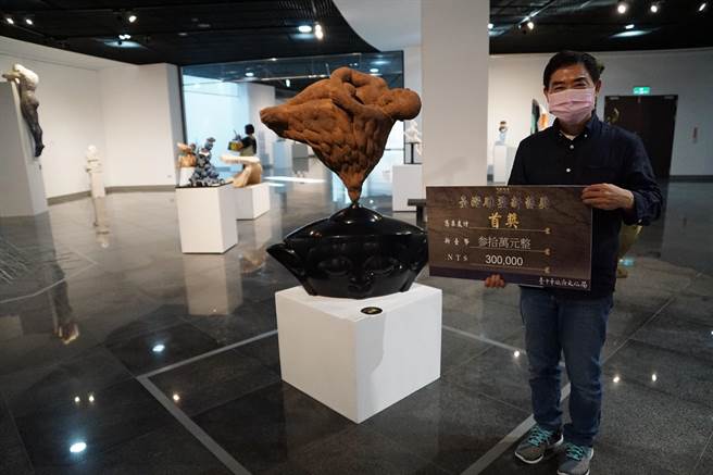 首奖作品「一方」，呈现「一方之水养一方人」的象徵；活动即日起展出至11月21日止。（台中市屯区艺文中心提供／张妍溱台中传真）