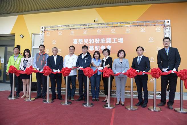 劳动部长许铭春18日与市长陈其迈、劳工局长周登春、高屏澎东分署长程泰运等人出席剪彩仪式。（劳动部高屏澎东分署提供／洪靖宜高雄传真）