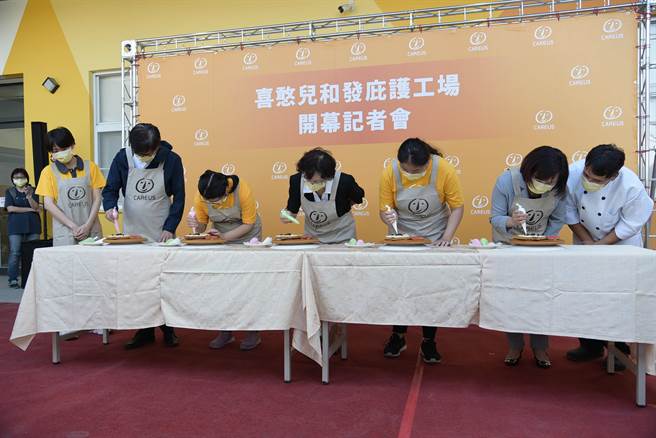 许铭春部长、陈其迈市长在喜憨儿基金会董事长萧淑珍陪同下，与憨儿们一同发挥创意。（劳动部高屏澎东分署提供／洪靖宜高雄传真）