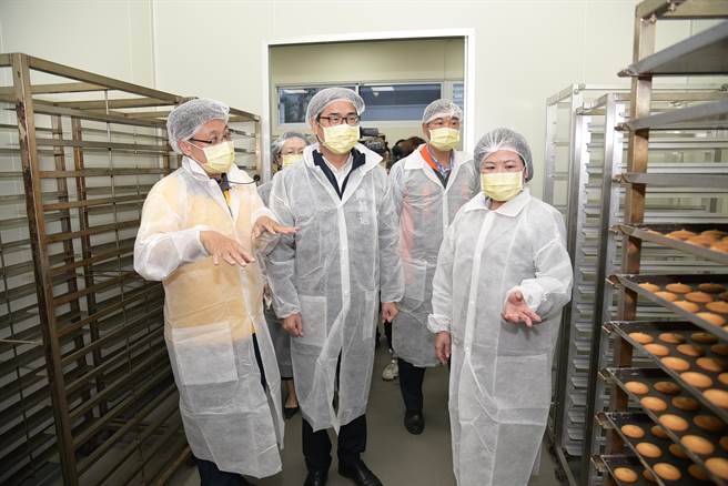 眾人着网帽与无尘衣参观厂区，参观厂区内环境。（劳动部高屏澎东分署提供／洪靖宜高雄传真）