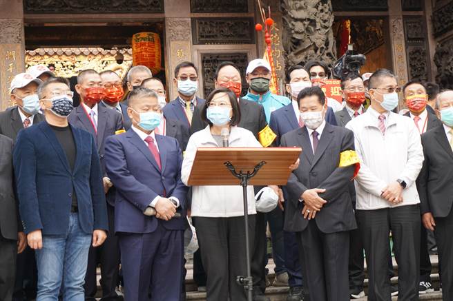 蔡英文总统半年前参拜大甲镇澜宫，顏宽恒说「当时蔡总统特别关心他父亲健康」。（本报资料照片）