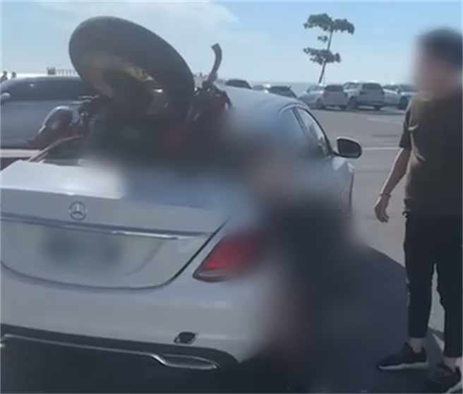 屏東18日下午發生一起嚴重車禍，一輛重機騎士疑似因閃避不及撞上賓士，騎士連人帶車插進賓士中，整個人垂掛在車上，畫面相當驚悚。圖片經馬賽克處理。（圖／記者爆料網）