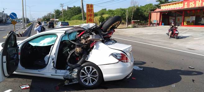 台一线屏东枋山段18日下午发生一起严重车祸，重机疑车速太快煞不住，整辆「插进」小客车后座，骑士OHCA。（屏东消防局提供／谢佳潾屏东传真）
