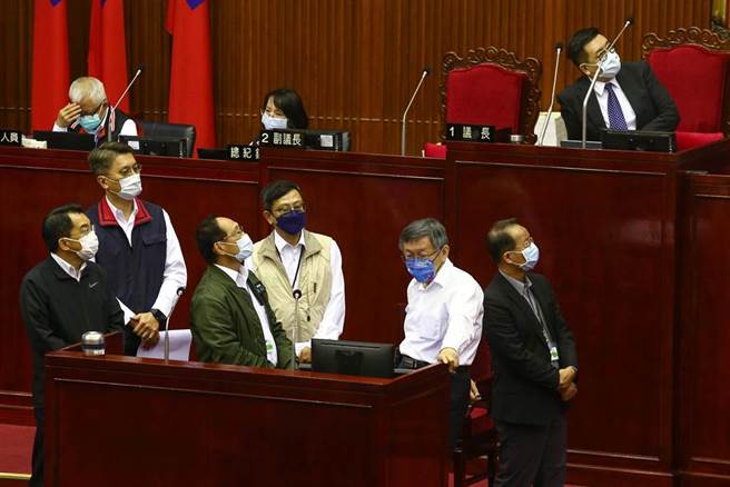 四大公投再一个月就要投票，朝野全面启动宣讲，执政党宣传「四个不同意，台湾更有力」，批国民党「没本事只会乱」，行政院长苏贞昌表示，公投与选举不同，选举要中立，但公投有必要派官员到各地说明政策、争取支持是天经地义。对此，国民党台北市议员王鸿薇18日在总质询中问台北市长柯文哲，动用行政资源宣传公投适合吗？柯文哲（右2）说， 「他们在存粮」。（邓博仁摄）
