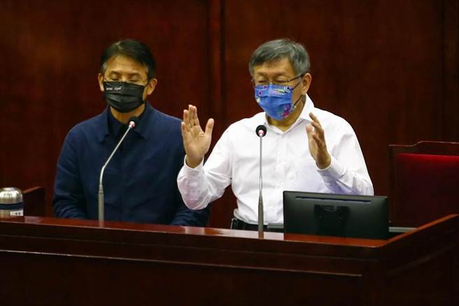 台北市议员王鸿薇18日质询，若施打高端民眾因出国加打2剂国际疫苗，身体状况却不幸出状况，台北市是否会替市民代位求偿。台北市长柯文哲（右）仅说法律问题他不晓得。（邓博仁摄）