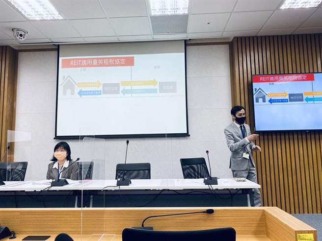 （财政部国际财政司长李雅晶(左)、国际财政司科长包文凯(右)。图／林昱均）