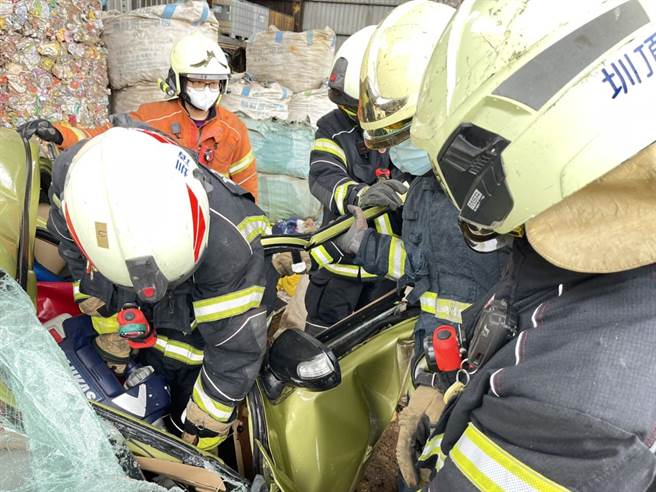 桃園消防四大隊車禍救援訓練提升消防員專業技能。(消防局提供／呂筱蟬桃園傳真)