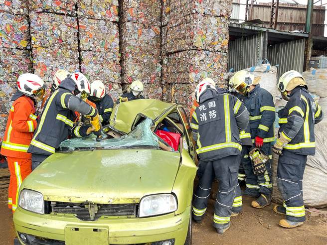 桃園消防四大隊車禍救援訓練提升消防員專業技能。(消防局提供／呂筱蟬桃園傳真)