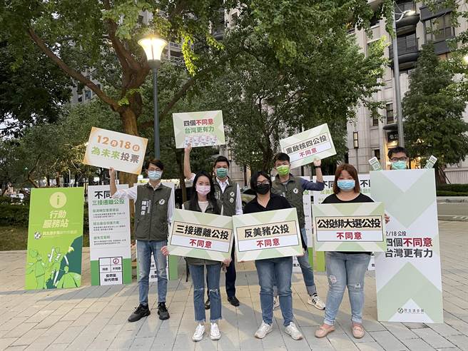 民进党新竹市党部全体同仁18日特别到竹莲市场向买菜民眾说明4案公投内容。（陈育贤摄）