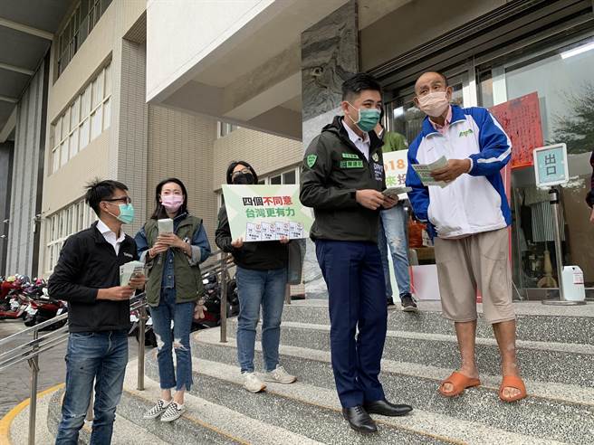 民进党新竹市党部全体同仁18日特别到竹莲市场向买菜民眾说明4案公投内容。（陈育贤摄）