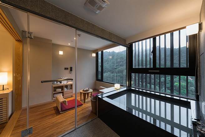 北投亞太飯店「豪華客房」泡湯區。（北投亞太飯店提供）