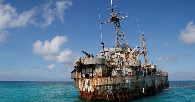 1999年菲律賓將一艘退役的軍艦在高潮時被水淹沒的暗礁上以坐灘方式讓它擱淺，以鞏固自己對這一海域的主權主張。（圖／路透）