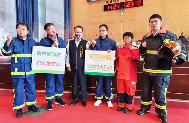 市议员王立任(左二)等18日为打火兄弟请命，要求消防局明年度增加预算，补齐包括森林消防衣、水带夹钳及救助衣等，救灾配备，发挥「工欲善其事、必先利其器」。（陈世宗摄）