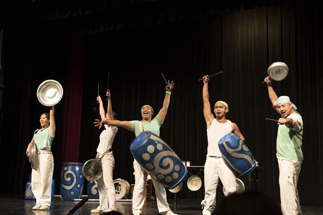 新北市文化局近期推廣2021鶯歌藝術季，辦理一系列文藝活動，本月28日將在鶯歌陶瓷藝術園區舉辦「玩美生活市集」，結合三鶯在地藝術元素，推出金工、藍染、木雕、手抄紙等免費DIY體驗活動。（陶博館提供）