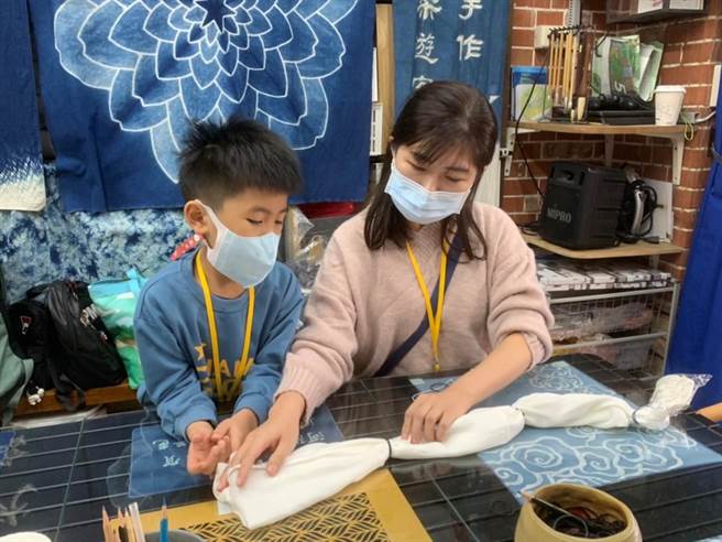 新北市文化局近期推廣2021鶯歌藝術季，辦理一系列文藝活動，本月28日將在鶯歌陶瓷藝術園區舉辦「玩美生活市集」，結合三鶯在地藝術元素，推出金工、藍染、木雕、手抄紙等免費DIY體驗活動。（陶博館提供）