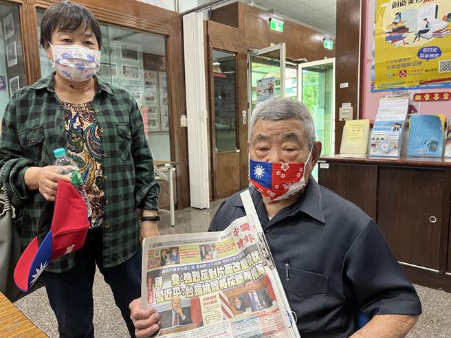 花莲百岁荣民杜前雨，是《中国时报》纷丝，每天阅报关切国家大事。（王志伟摄）