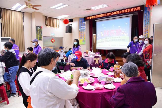 欢庆国际移民日，荣服处与市公所邀荣民及新住民冬暖围炉。（花莲市公所提供／王志伟花莲传真）  