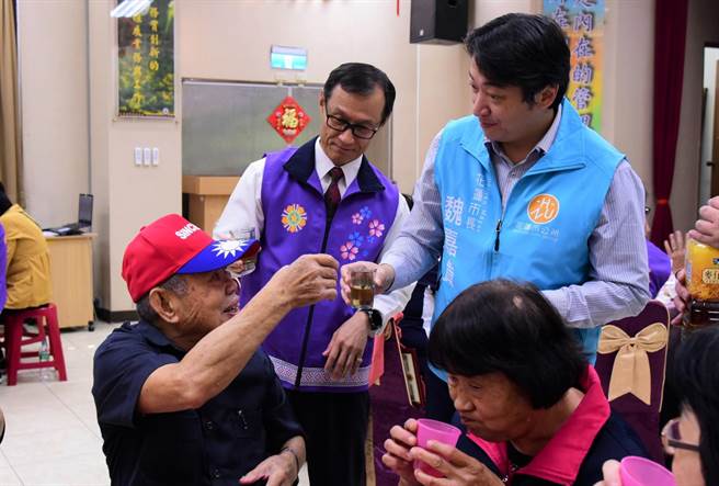市长魏嘉贤敬茶，百岁人瑞杜前雨（图左）穿短袖，身体硬朗，透露自己是中国时报粉丝，每日必读。（花莲市公所提供／王志伟花莲传真）