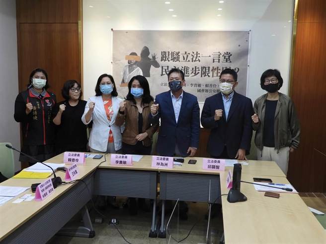 国民党立委林为洲日前与党籍立委李贵敏、民眾党立委赖香伶、时力立委邱显智，以及台湾防暴联盟理事长王佩玲等召开「跟骚立法一言堂，民主进步限性别？」记者会。（赵婉淳摄）