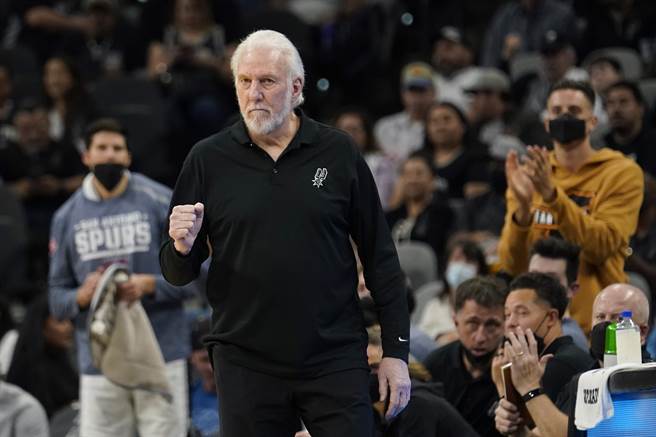 帕波維奇擔任馬刺教頭長達25年，同時也是全聯盟年薪最高的總教練。(美聯社資料照)
