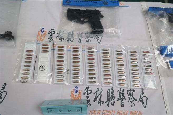 雲林縣警局自辦肅槍1個月，破獲改造槍械工廠1處，起獲非制式長槍2枝、散彈槍1枝、短槍17枝、具殺傷力空氣長槍1枝、子彈351顆、槍械半成品、改造工具等。（周麗蘭攝）