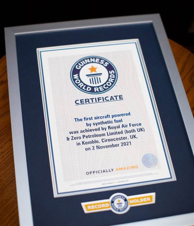 完成合成燃料测试飞行后，该飞机取得金氏世界纪录认证，成为第1架完全使用合成燃料的飞机。(图/Guinness World Records)