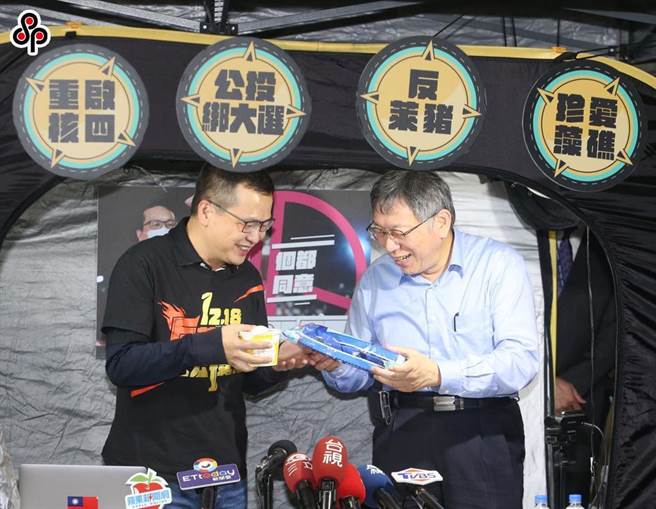 台北市议员罗智强（左）夜宿凯道第19天，距离公投只剩一个月。市长柯文哲（右）17日履行议场上对罗智强议员的承诺，「有空会到凯道看看」，并赠送蓝白拖及红豆汤，两人并直播对谈。（本报资料照）