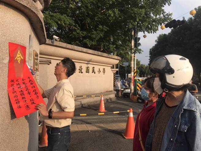 南州迎王如火如荼進行中，18日起連續3天出巡遶境，當中溪北國小搭上迎王順風車自製「令牌」，貼在校門明顯處趁機機會教育。（謝佳潾攝）