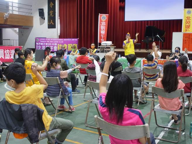 國際獅子會300－D1區關懷學童視力，在雲林縣北港鎮南陽國小舉辦護眼活動。（張朝欣攝）