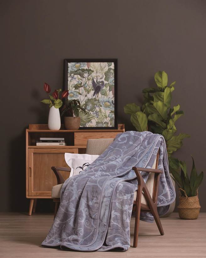 SOGO復兴馆WEDGWOOD HOME丰饶之角超纤细维印花毛毯+文艺復兴印花两用睡袋，每组原价1万5960元、特价4980元，3.1折，限量50组。（SOGO提供）