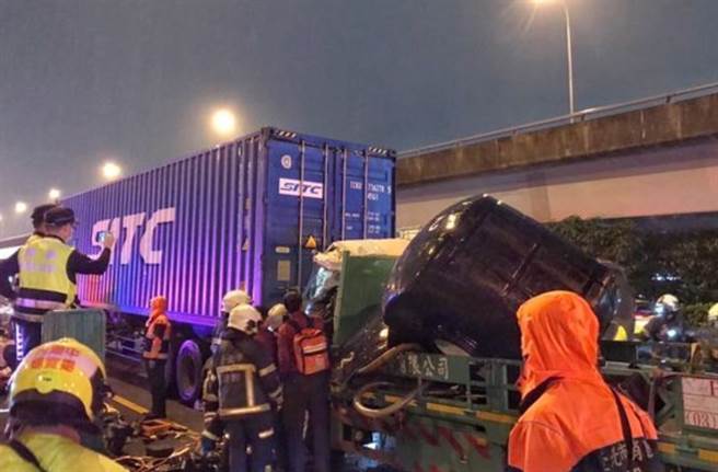 国1内湖交流道「3车追撞」，大货车驾驶与副驾驶夹死车内。（图／翻摄画面）