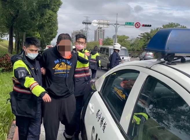 21歲王姓男子13日下午1時許，開車行經新北市板橋區環河西路與香社一路口，疑因闖紅燈與機車發生擦撞，王男一怒之先快速倒車衝撞機車，再拿出木棍刀毆傷騎士夫妻兩人。（翻攝畫面）